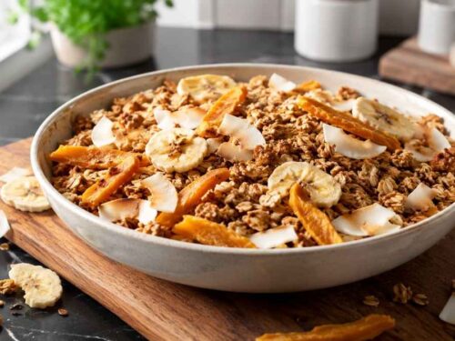 Selbstgemachtes Granola Tropicana mit Mango, Bananenchips und Kokos im Vorratsglas
