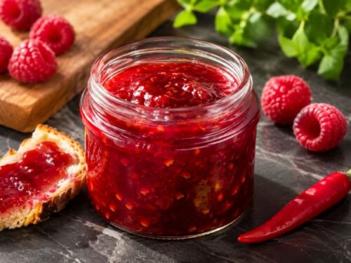 Selbstgemachte Himbeer-Chili-Konfitüre im Schraubglas, fruchtig süß mit feiner Schärfe