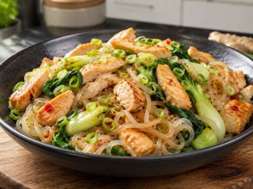 Low-Carb-Nudeln mit Hähnchen und Asia-Gemüse in einer Pfanne, Weitwinkelaufnahme