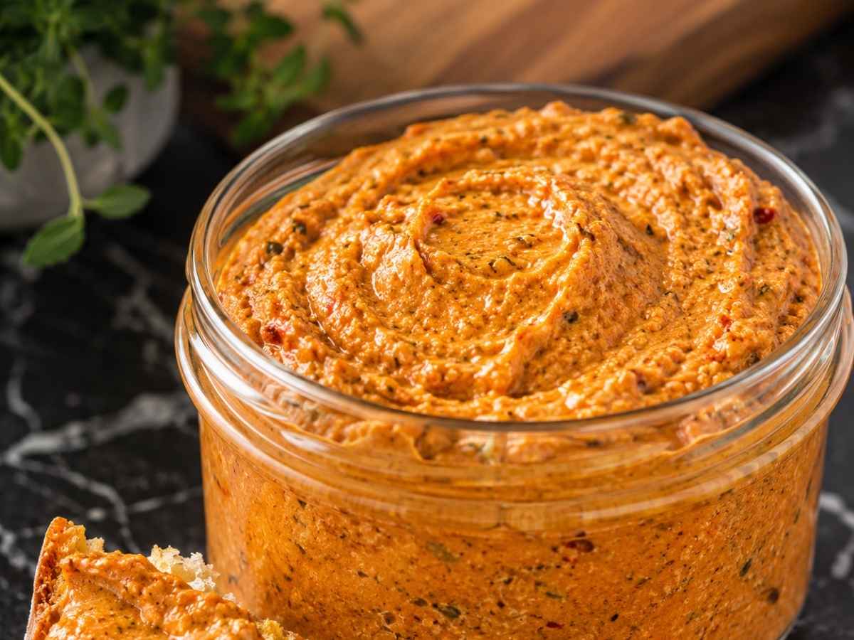 Ofengemüse-Aufstrich 2 Nahaufnahme der cremigen Textur vom Ofengemüse-Aufstrich mit Feta-Stückchen