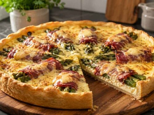 Spargelquiche mit Schinken und Emmentaler, ganze Form auf dem Tisch