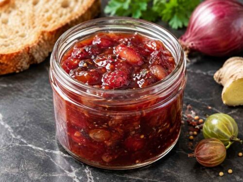 Selbstgemachtes Stachelbeer-Chutney in mehreren Schraubgläsern
