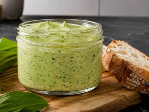 Bärlauch-Zabaglione Bärlauch-Zabaglione, cremige Eigelbsauce, serviert über grünem Spargel