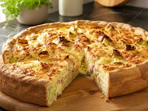 Ganze Porreetorte mit Schinken und Gouda in der Springform